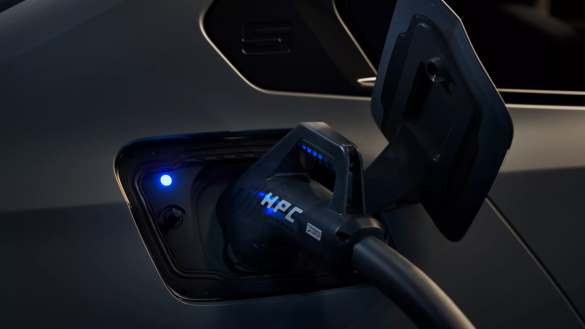 Wygodne ładowanie w miejscach publicznych, bez aplikacji czy karty do ładowania.